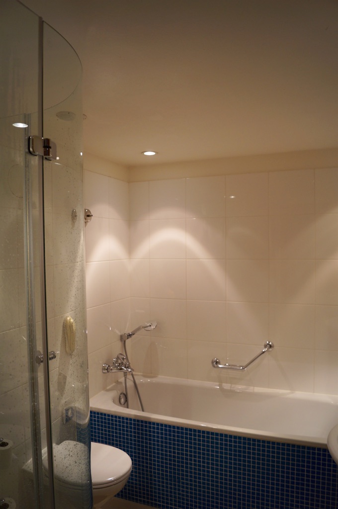 Hilton London Gatwick Airport Hotel Bathroom
