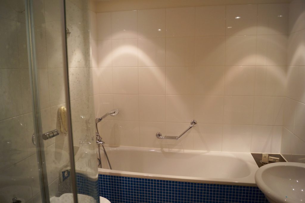 Hilton London Gatwick Airport Hotel Bathroom