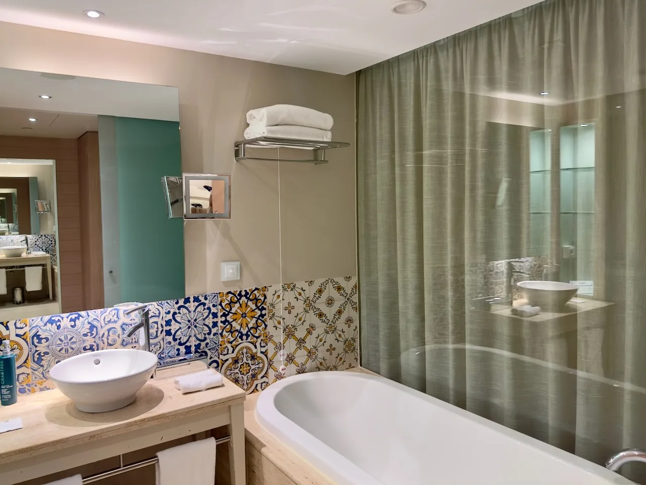 Hilton Vilamoura King Deluxe Room with Pool View Bathroom